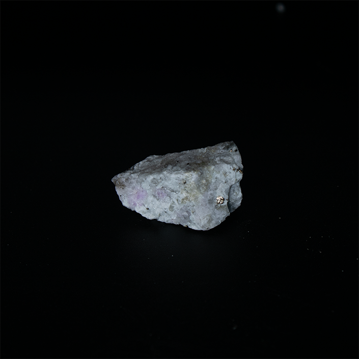 Sodalita var. Hackmanita - 2,5 x 1,4 x 1,3 cm - 3,8 g