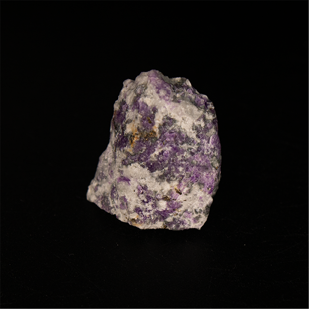 Sodalite var. Hackmanite – 2.3 x 2.0 x 1.2 cm – 4.2g