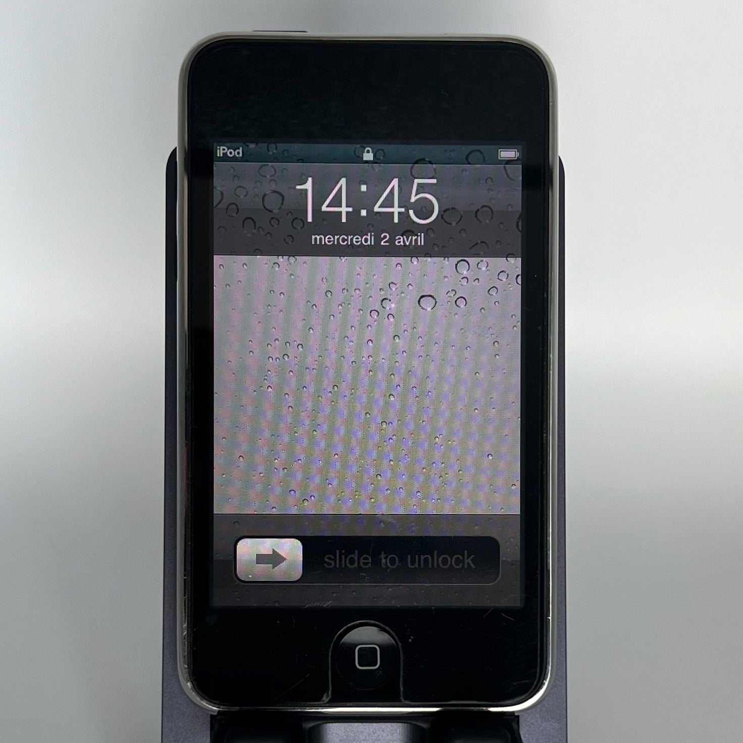 iPod Touch 2 - Works fine - 8GB - iOS 4.2.1 - With screen protector