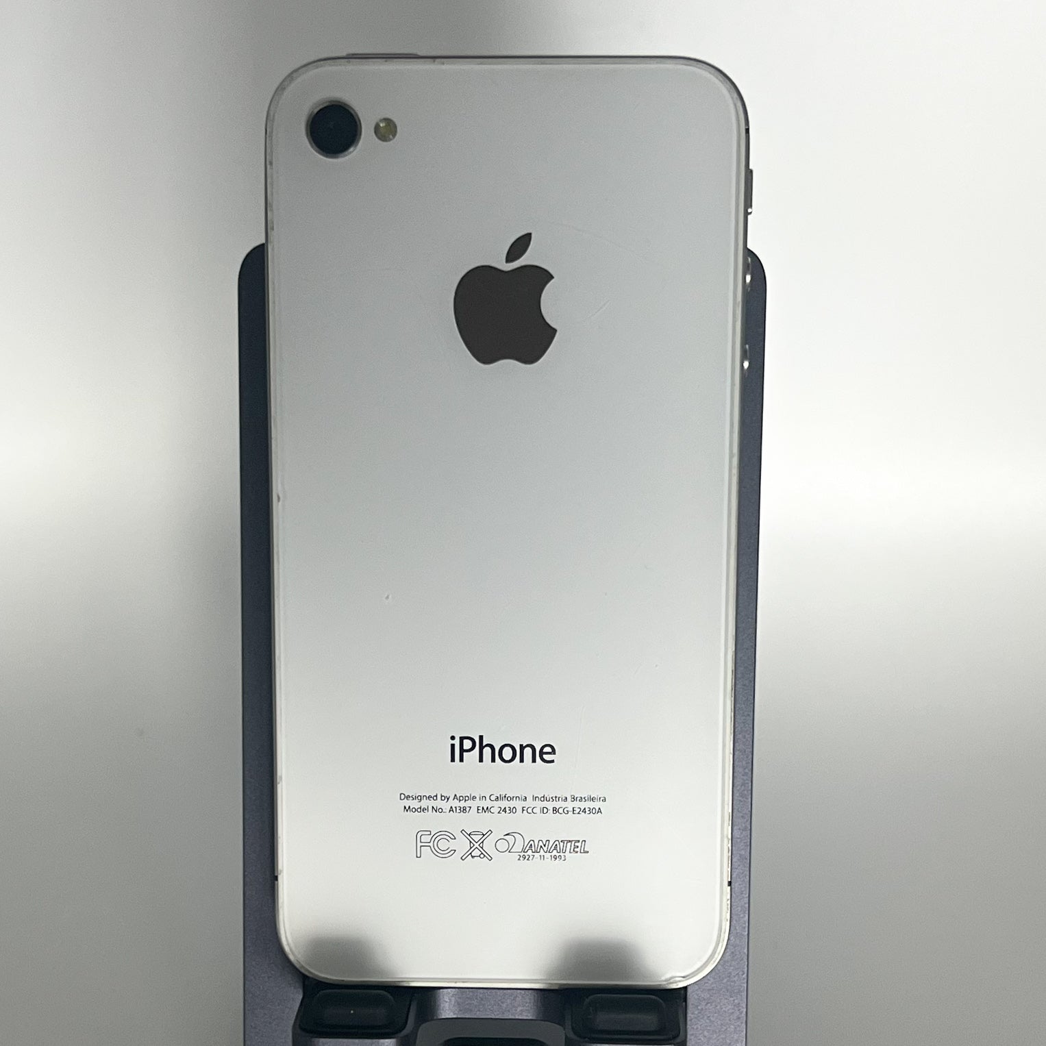 iPhone 4S - Unlocked - Works fine - 8GB - iOS 9.3.6 - Battery 65%
