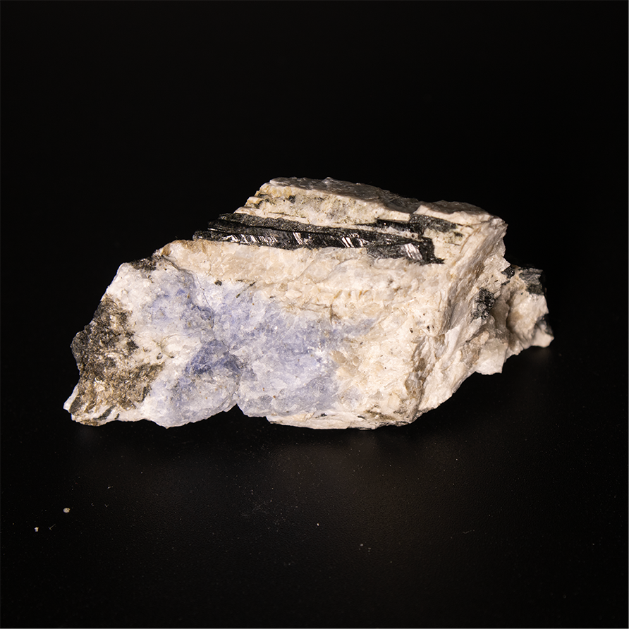 Blue Sodalite with Aegirine - 6.0 x 3.0 x 2.1 cm - 30.8 g