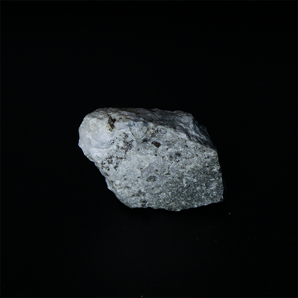 Sodalite var. Hackmanite - 3.3 x 2.5 x 1.5 cm - 7.7 g