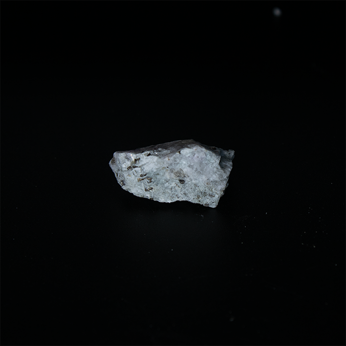Sodalite var. Hackmanite - 2.5 x 1.4 x 1.3 cm - 3.8 g