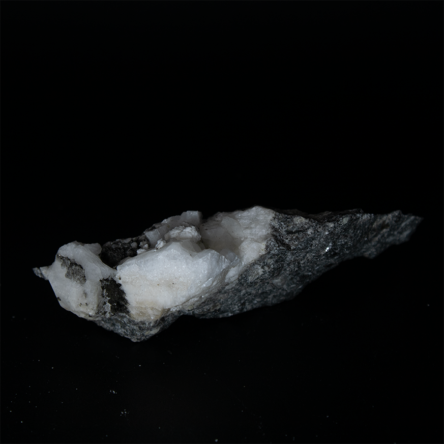 Pectolite, Analcime and Aegirine - 7.0 x 3.5 x 2.0 cm - 30 g