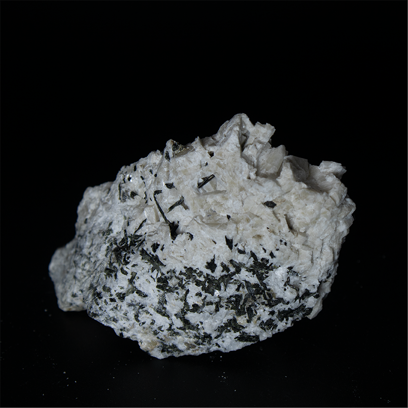 Microcline with Aegirine - 6.7 x 4.5 x 2.5 cm - 43.1 g