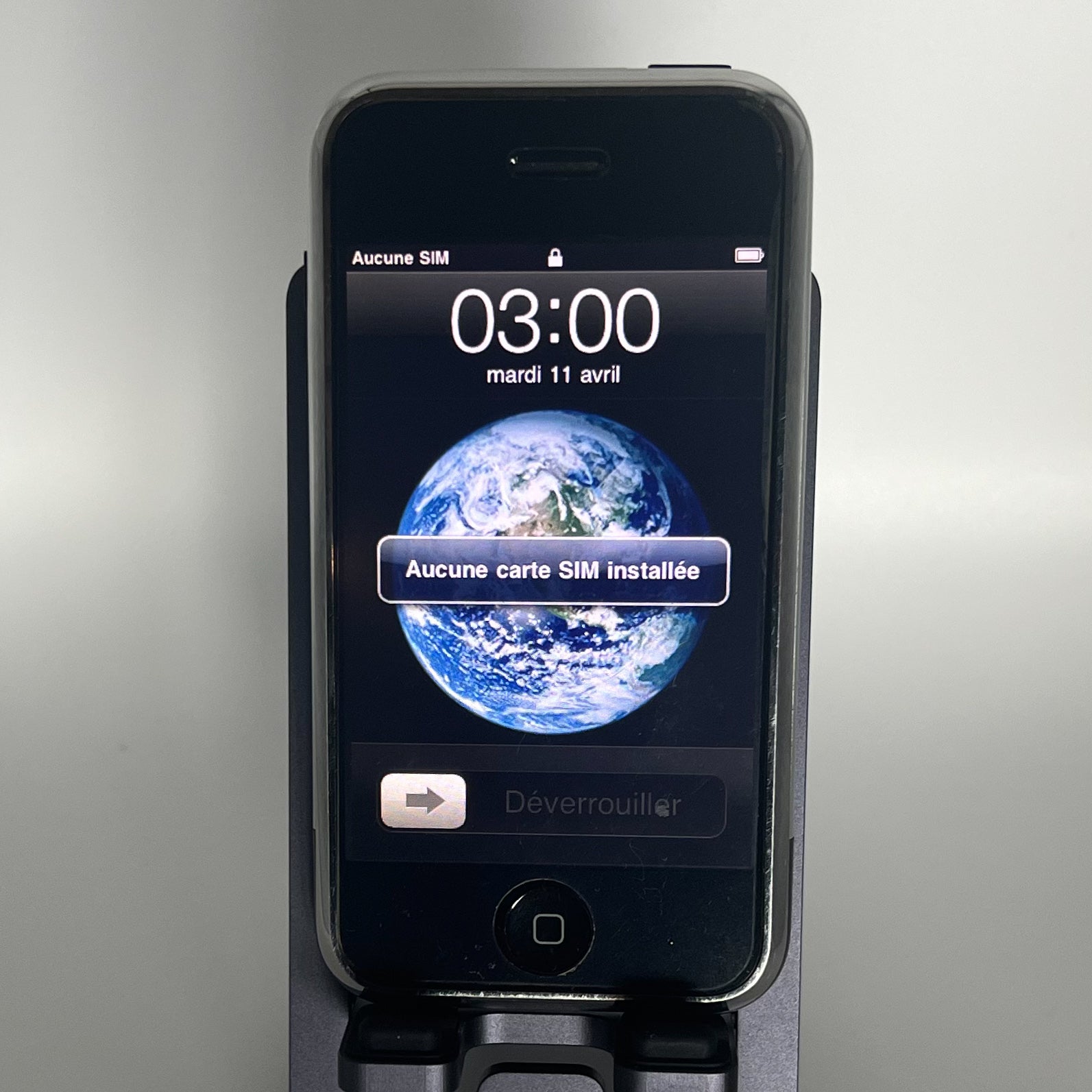 iPhone 2G - 8GB - iOS 3.1.3 - Locked - Works fine